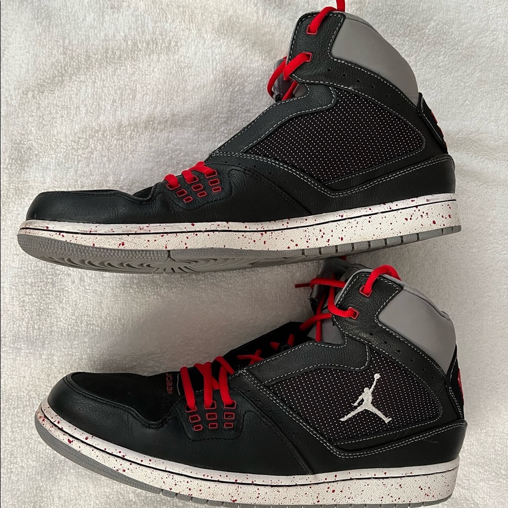 Air Jordan basketball ball shoes size 11.5. NOT original laces one was damaged.